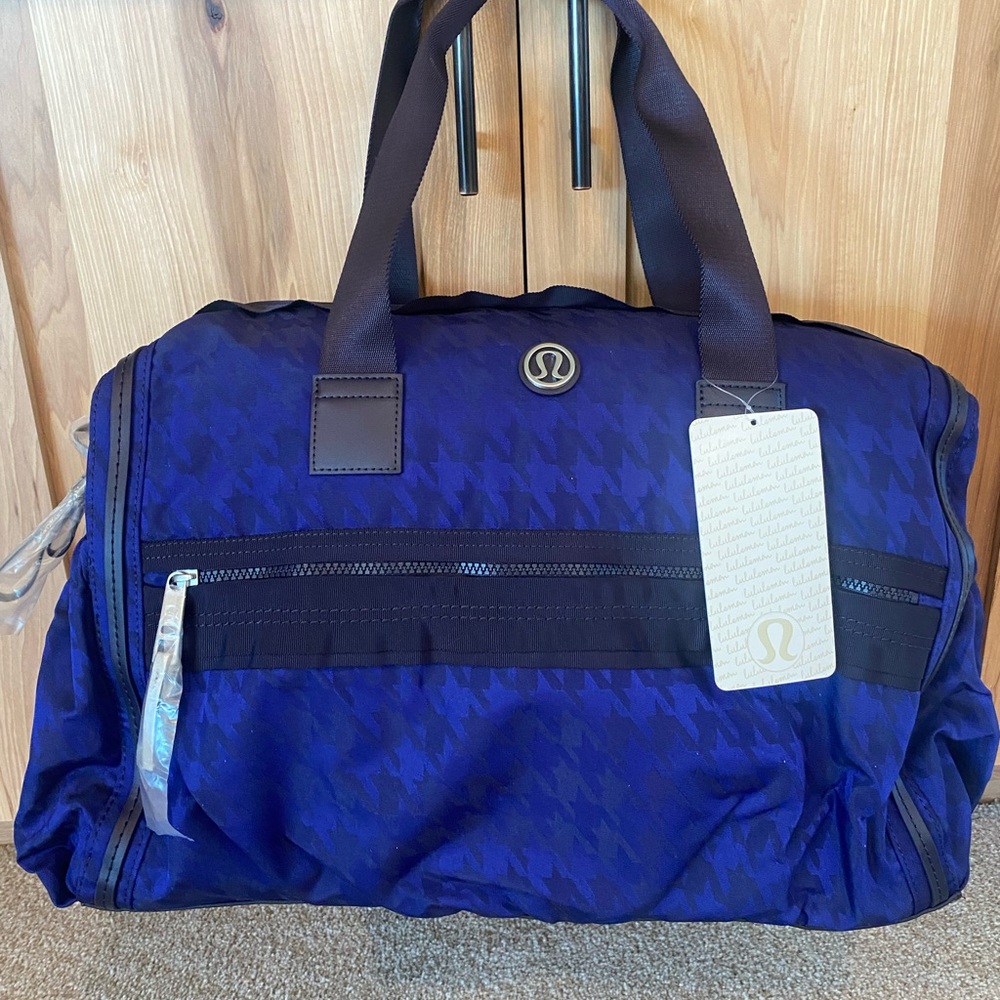 lululemon athletica weekend warrior Deep Blue & black Houndstooth Duffel Bag